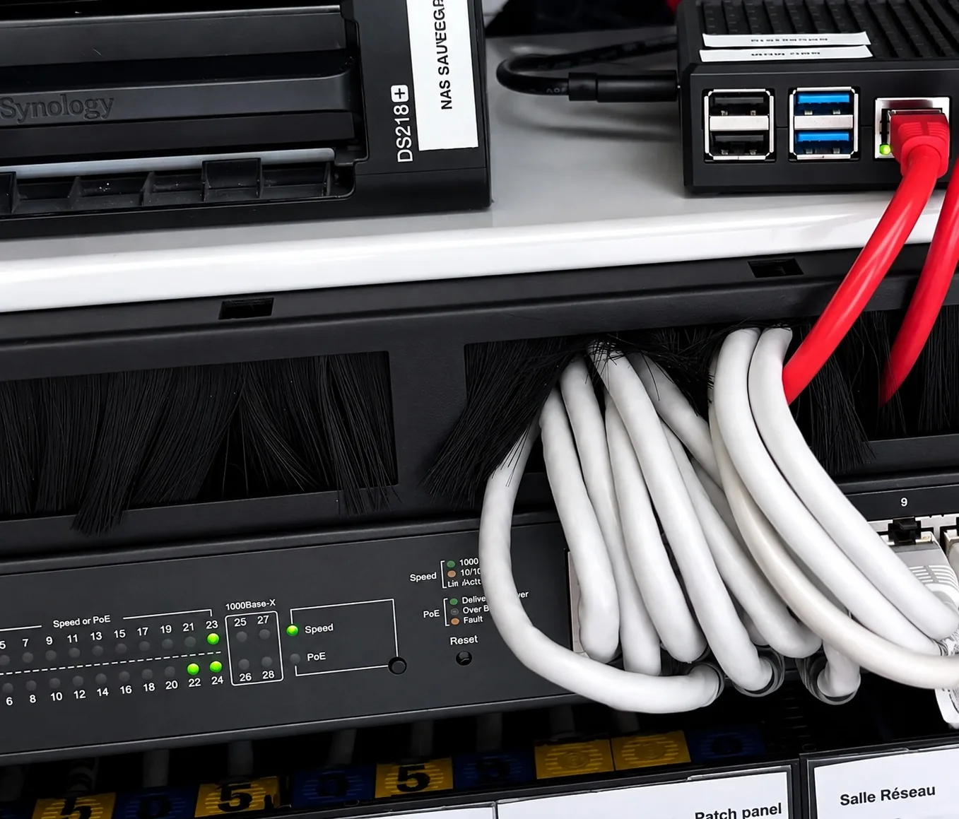 Baie de brassage AGAD avec NAS Synology de sauvegarde et switch réseau