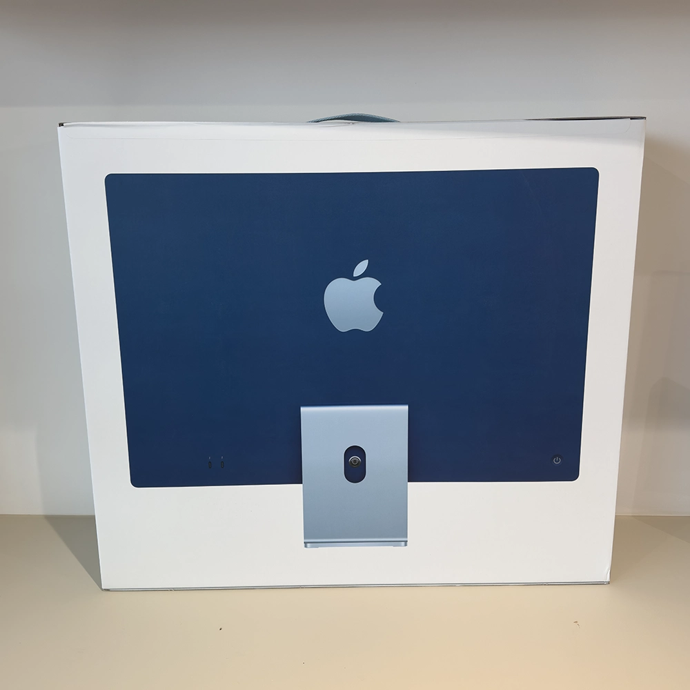 Emballage d'iMac M3 bleu avec le logo Apple visible, reflétant une esthétique moderne et épurée, prêt à déballer.
