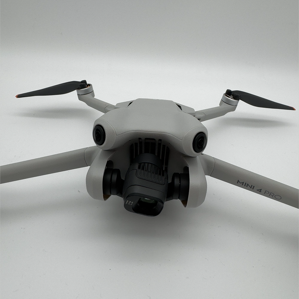 Vue aérienne prise par le DJI Mini 4 Pro, mettant en avant son design léger et sa capacité à enregistrer des vidéos 4K ultra-détaillées même en mouvement