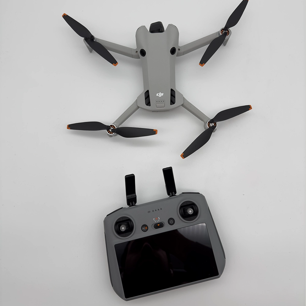 Drone DJI Mini 4 Pro compact et élégant flottant dans les airs, équipé d'une caméra 4K pour la photographie et la vidéographie aériennes de haute qualité.