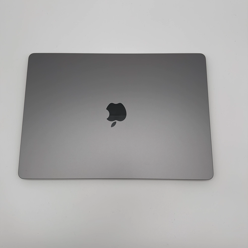 Travailleur créatif utilisant le MacBook Air M2 pour le graphisme, illustrant la puissance du processeur M2 et l'écran lumineux.
