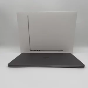 MacBook Air M2 ouvert sur un bureau avec un écran Retina affichant des couleurs vives et un clavier rétroéclairé.