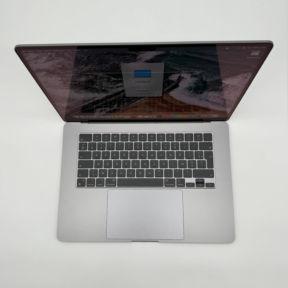 MacBook Air M2 avec finition or rose, mettant en valeur son design élégant et sa construction durable en aluminium.