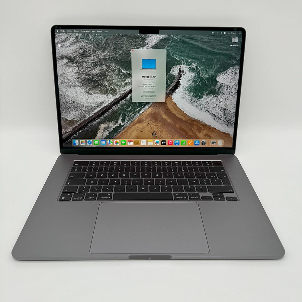 Nouveau MacBook Air M2 en couleur argent, vue de profil montrant sa finesse et sa portabilité exceptionnelle.