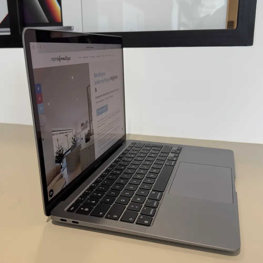 Photo d'un MacBook Air M1 de coté