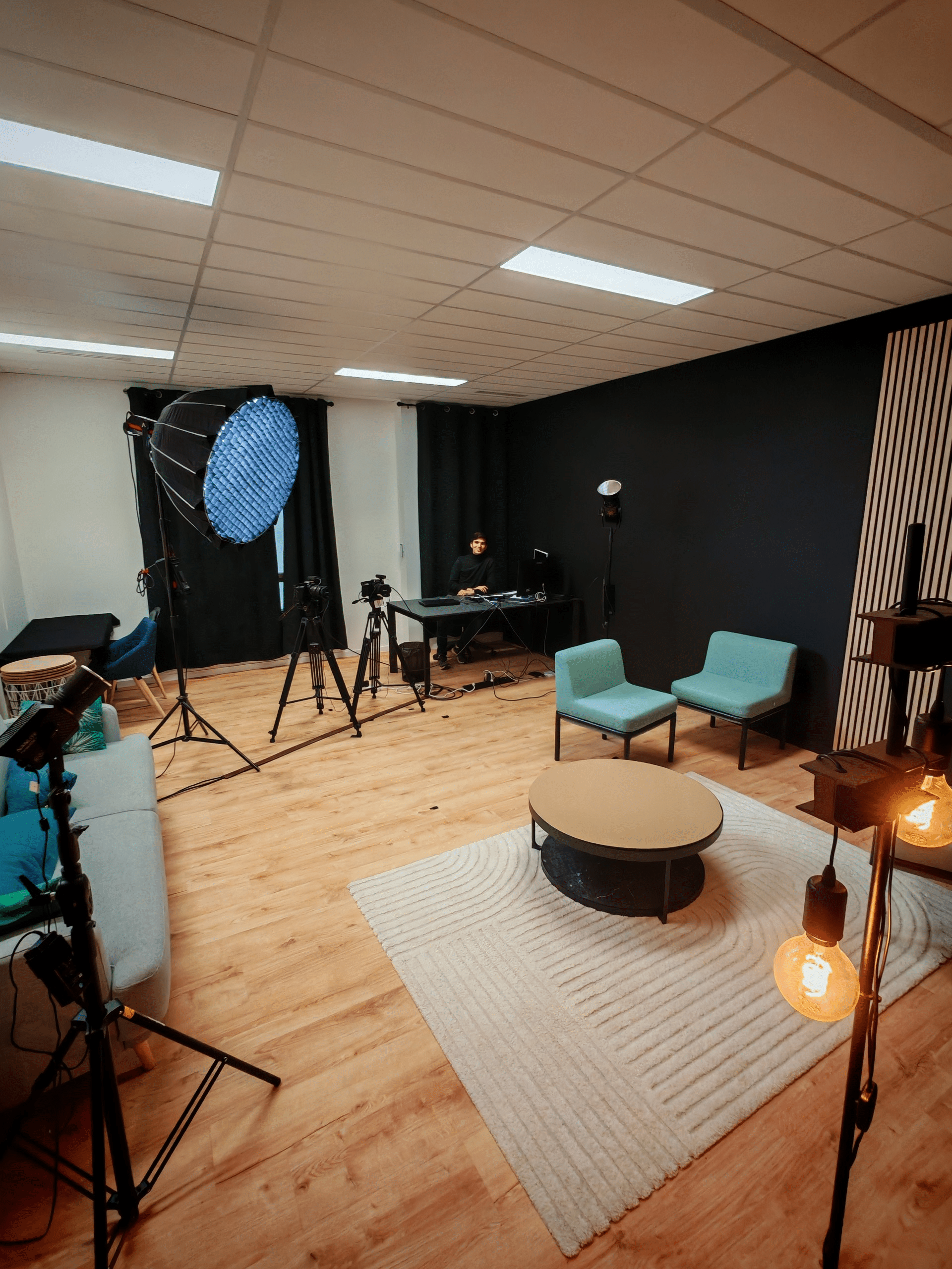 Studio vidéo moderne avec caméras et éclairage
