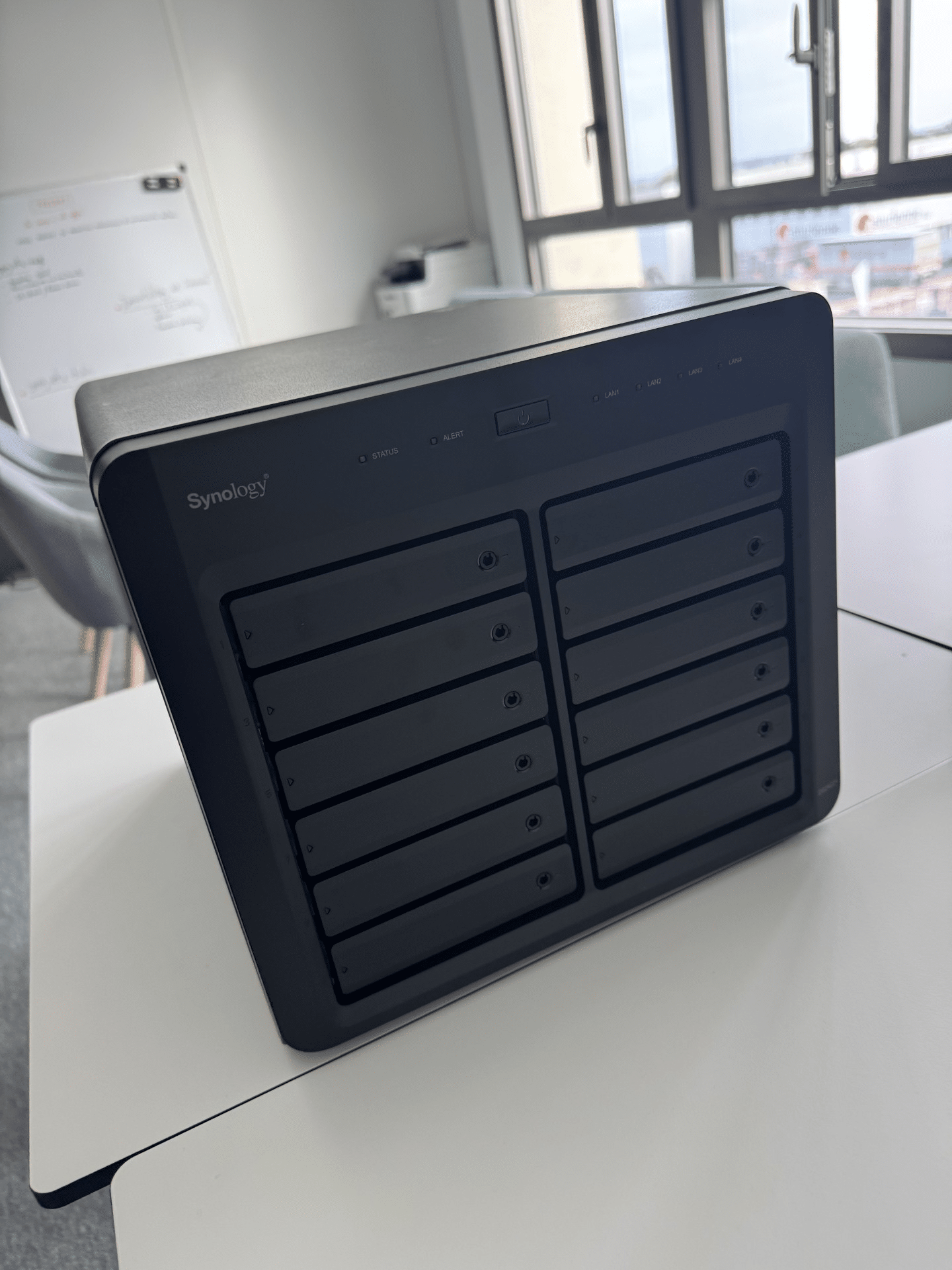 Serveur NAS Synology en milieu de bureau