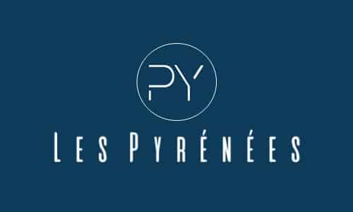 Logo stylisé 'Les Pyrénées' en blanc sur fond bleu
